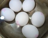 A picture of step 1 of Egg, Bell Pepper, and Tomato Vegetable Salad.