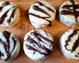 Foto del paso 6 de la receta: Alfajores cubiertos de chocolate blanco