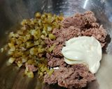 Foto del paso 2 de la receta: Dip de atún con mayonesa y pepinillos