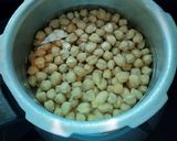 A picture of step 2 of Punjabi Pindi Chole.