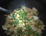 आलू कॉर्न, मटर की सूखी सब्जी (Aloo corn, matar ki sookhi sabzi recipe in hindi) रेसिपी चरण 4 फोटो