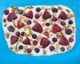 Foto del paso 4 de la receta: 🍓🫐🫙Bark helada de yogur griego, frutos rojos y avena con hilos de chocolate 🫙🫐🍓