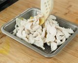 Foto langkah ke 5 dari resep Ayam Iris Rebus Chili Oil Devina Hermawan.