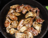 Foto del paso 2 de la receta: Cus cus con cebolla, perejil y carne de pollo y conejo