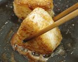 A picture of step 5 of Sauteed rice ball, with oil and soy sauce.