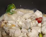 Foto langkah ke 3 dari resep Tom Kha Gai (Sup Ayam Bersantan).