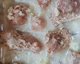 Foto del paso 3 de la receta: Pollo troceado al horno con zumo de lima/limón
