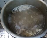 Foto langkah ke 2 dari resep Sup Ayam Jamur Putih.