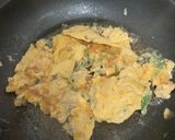 รูปขั้นตอนการทำที่ 7 ของ ไข่เจียวหมูสับใบกะเพรา