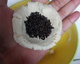 Foto langkah ke 2 dari resep Bola Bola Ketan Goreng Isi Cokelat (Gluten Free).