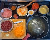 Une image de l'étape 1 de Chili servi sur nid de courge spaghetti fumée.