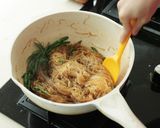 Foto langkah ke 6 dari resep Sohun Goreng Cabe Ijo Devina Hermawan.