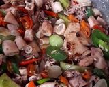 Foto langkah ke 4 dari resep Oseng Cumi Asin Cabe ijo.