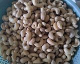 Foto langkah ke 1 dari resep Kacang Mede Goreng Gurih.