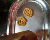 A picture of step 7 of Butter chakli.