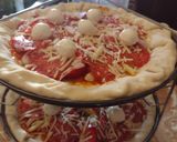 Pas rețetă Pizza cu margini umplute cu cașcaval 6 fotografie
