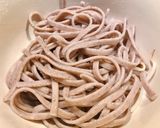 Hình bước làm 2 của món Mì Soba Súp Dashi Thịt Heo Nấm Đông Cô