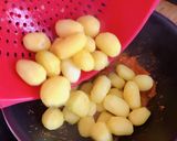 Hình bước làm 3 của món 🌱 Khoai Tây Xào Cà Chua Masala (Vegan)