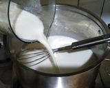 Foto langkah ke 2 dari resep Pudding Roti Tawar Kismis.