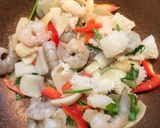 รูปขั้นตอนการทำที่ 3 ของ กุ้งปลาหมึกผัดผงกะหรี่