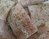 Foto del paso 2 de la receta: Merluza al horno sobre cama de panaderas y cebolla