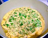 Hình bước làm 3 của món Trứng chiên ngải cứu 🍳🌿