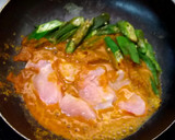 รูปขั้นตอนการทำที่ 4 ของ ไก่ผัดพริกแกงใส่กระเจี๊ยบ