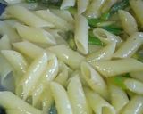 Foto del paso 3 de la receta: Fideos veganos con espárragos y limón 🍋
