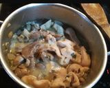 Foto del paso 5 de la receta: Pollo con setas y champiñones con nata