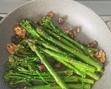 A picture of step 3 of Mixed Veggies with Mushroom and Walnut.