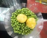 A picture of step 1 of Hare Matar ki daal.