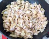 รูปขั้นตอนการทำที่ 2 ของ น้ำพริกหนังไก่กรอบ