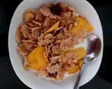 A picture of step 3 of My Bran flakes with Dried Fruit and fresh sliced Mango 😍.