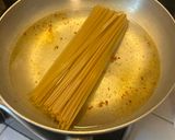 Foto del passaggio 2 della ricetta Spaghetti in padella 82 con il capriccio di pesce calabrese