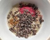 Foto del passaggio 2 della ricetta Baked oatmeal alle fragole, lamponi e granella di cacao