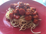 Spaghetti con salsa y salchichas