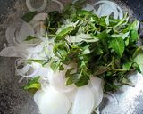 Hình bước làm 1 của món Gỏi gà hành tây rau răm