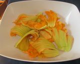 Foto del passaggio 1 della ricetta Risotto al taleggio con fiori di zucca