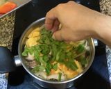 รูปขั้นตอนการทำที่ 5 ของ ต้มยำไข่เจียวหมูสับ ลองดูมั้ย แซ่บลืมแน่นอน