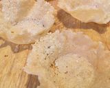 Foto del passaggio 4 della ricetta Cestini di parmigiano ripieni di coppa e carciofi marinati alla julienne