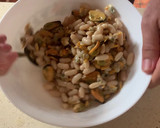 Foto del paso 7 de la receta: Alubias, ensalada, marisco en lata y jamón