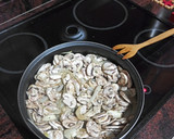 Foto del paso 2 de la receta: Cinta de lomo con champiñones al horno y papas fritas