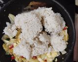 Foto langkah ke 2 dari resep Nasi Goreng Bawang Bombay.