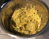 Une image de l'étape 6 de Galettes de courgettes bicolores au parmesan,ail et épices.