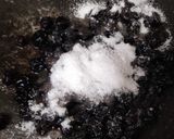 A picture of step 1 of The berry cheesy mini paradise.