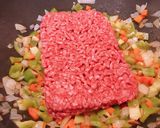 Hình bước làm 3 của món Nui Sò Nhồi Bò Bằm Sốt BBQ Phủ Phô Mai