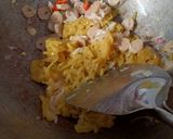 Foto langkah ke 3 dari resep Kwetiau goreng mix spinach and scrambled egg.