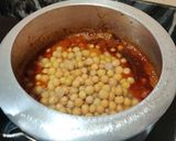 A picture of step 9 of White matar chole.