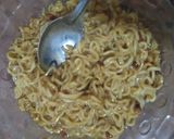 Foto langkah ke 5 dari resep Omelet Mie Instan.