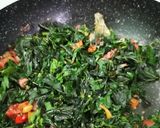 Foto langkah ke 6 dari resep Tumis daun pepaya cumi asin pedas.